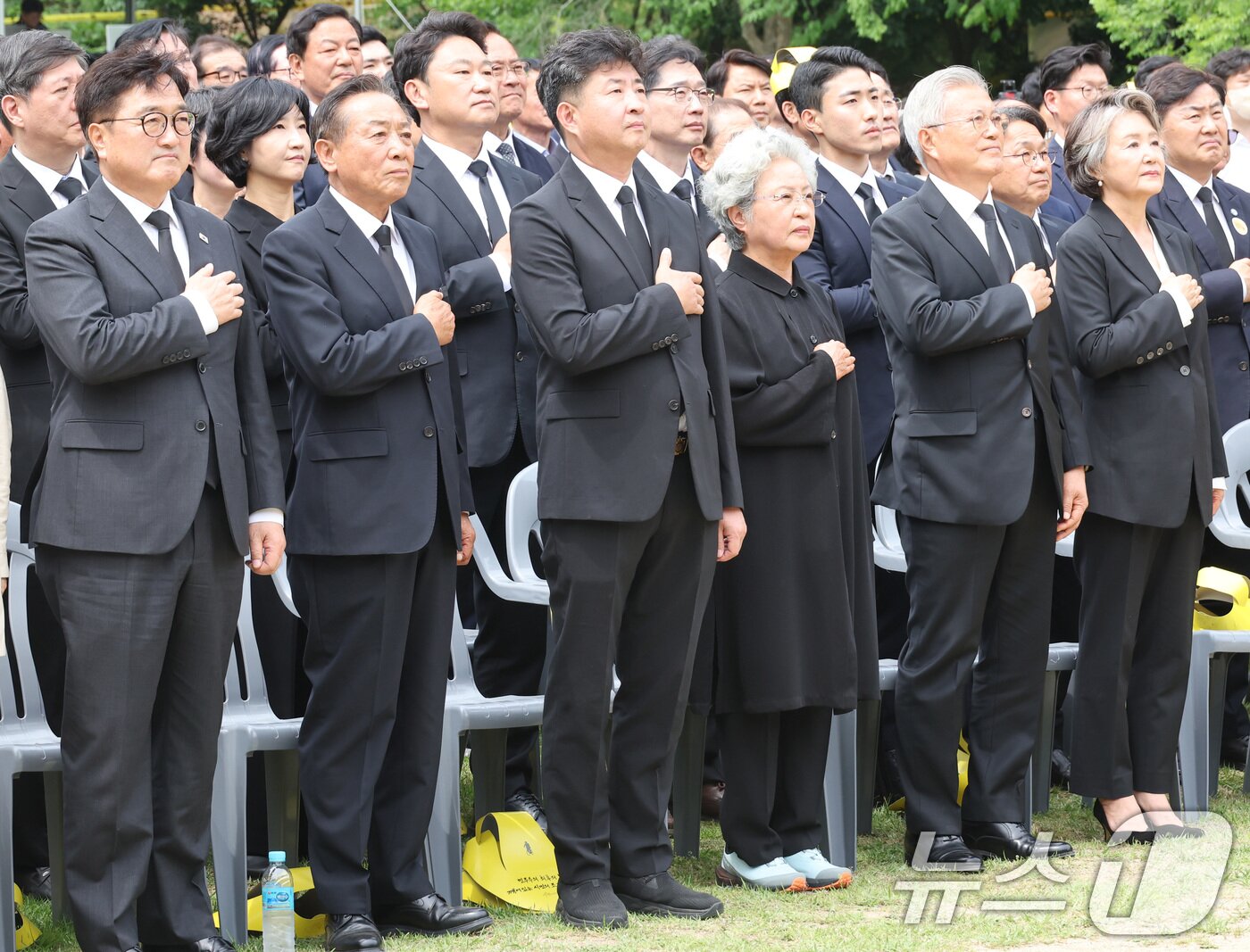 본문 이미지 - 문재인 전 대통령과 권양숙 여사를 비롯한 참석자들이 23일 오후 경남 김해시 봉하마을에서 열린 고 노무현 전 대통령 16주기 추도식에서 국민의례를 하고 있다. &#40;공동취재&#41; 2025.5.23/뉴스1 ⓒ News1 이재명 기자