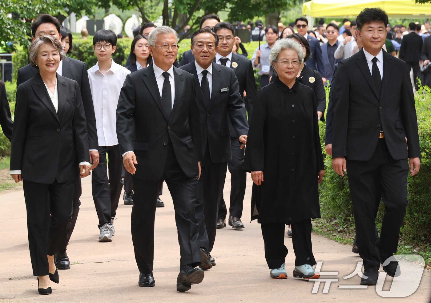 본문 이미지 - 문재인 전 대통령과 권양숙 여사가 23일 오후 경남 김해시 봉하마을에서 열린 고 노무현 전 대통령 16주기 추도식에 참석하고 있다. &#40;공동취재&#41; 2025.5.23/뉴스1 ⓒ News1 이재명 기자