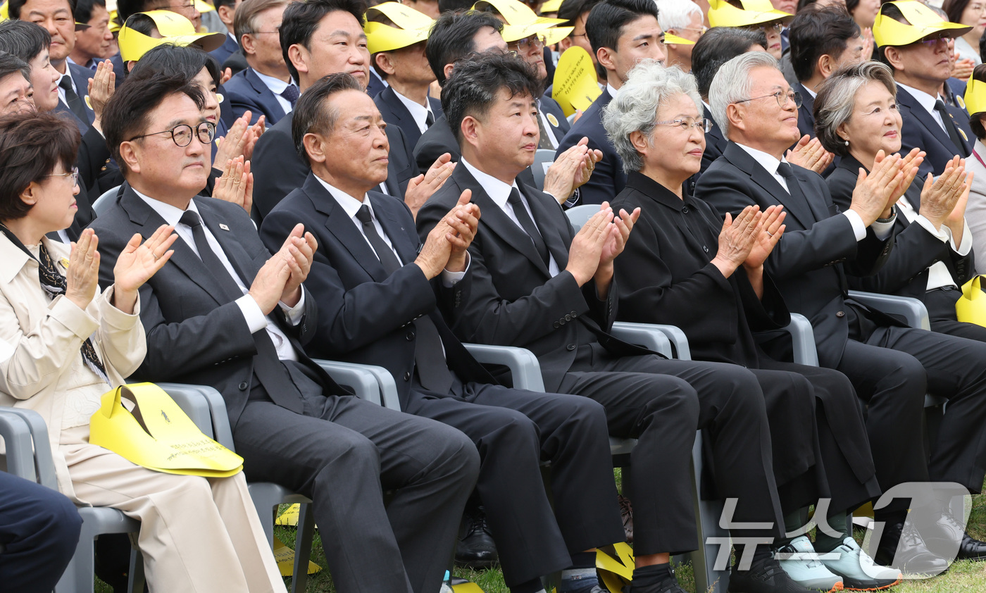 (김해=뉴스1) 이재명 기자 = 문재인 전 대통령과 권양숙 여사를 비롯한 참석자들이 23일 오후 경남 김해시 봉하마을에서 열린 고 노무현 전 대통령 16주기 추도식에서 박수를 치고 …