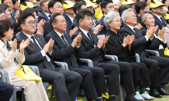 박수 치는 문재인·권양숙