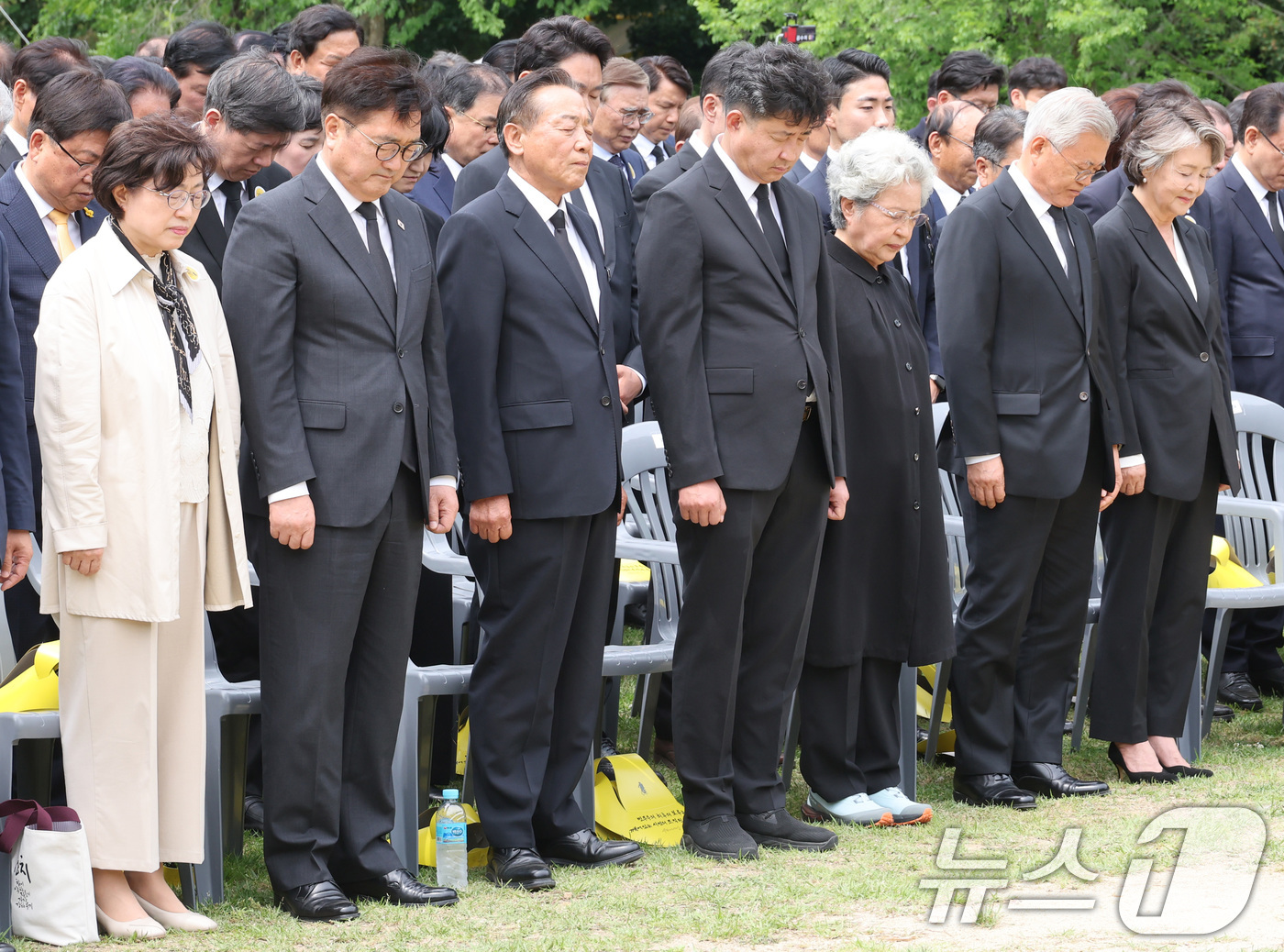 (김해=뉴스1) 이재명 기자 = 문재인 전 대통령과 권양숙 여사를 비롯한 참석자들이 23일 오후 경남 김해시 봉하마을에서 열린 고 노무현 전 대통령 16주기 추도식에서 묵념을 하고 …