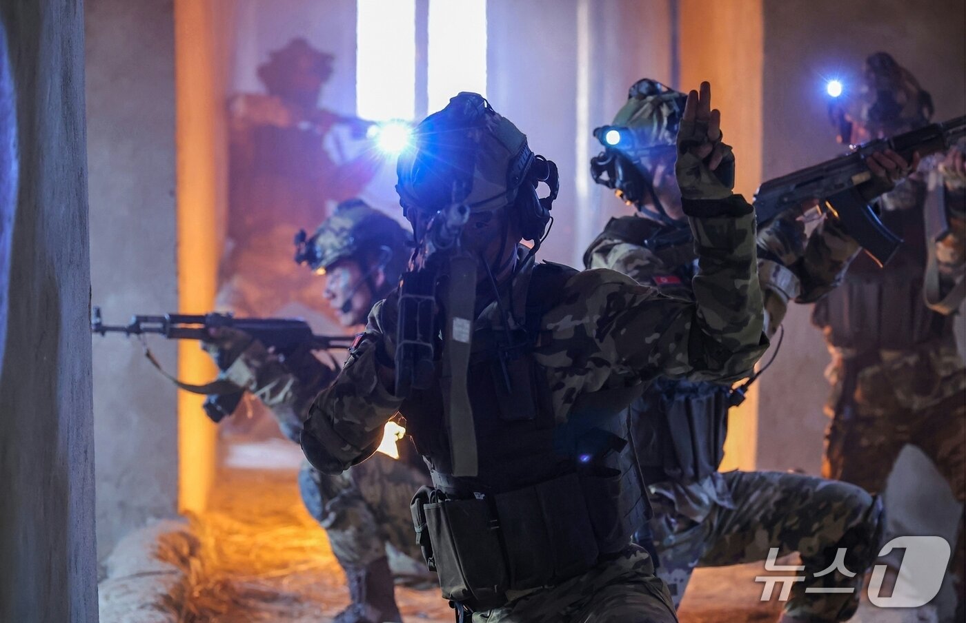 본문 이미지 - &#40;평양 노동신문=뉴스1&#41; =북한은 지난 4월 5일 &#34;김정은 동지께서 4월 4일 조선인민군 특수작전부대들의 훈련기지를 방문하시고 종합훈련을 지도했다&#34;라고 보도했다. [국내에서만 사용가능. 재배포 금지. DB 금지. For Use Only in the Republic of Korea. Redistribution Prohibited] rodongphoto@news1.kr