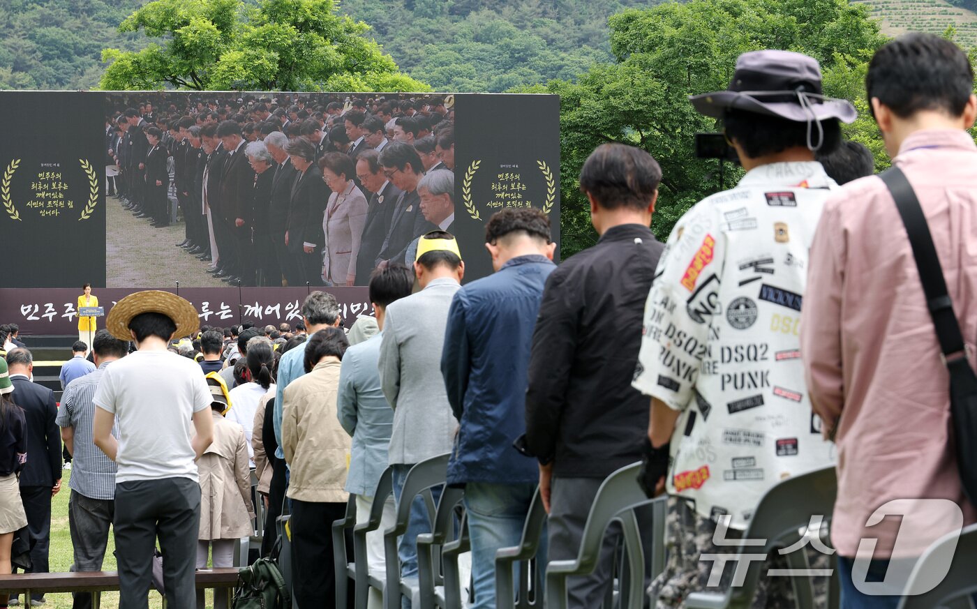본문 이미지 - 문재인 전 대통령과 권양숙 여사가 23일 오후 경남 김해시 봉하마을에서 열린 고 노무현 전 대통령 16주기 추도식에서 순국선열을 위한 묵념을 하고 있다. &#40;공동취재&#41; 2025.5.23/뉴스1 ⓒ News1 이재명 기자