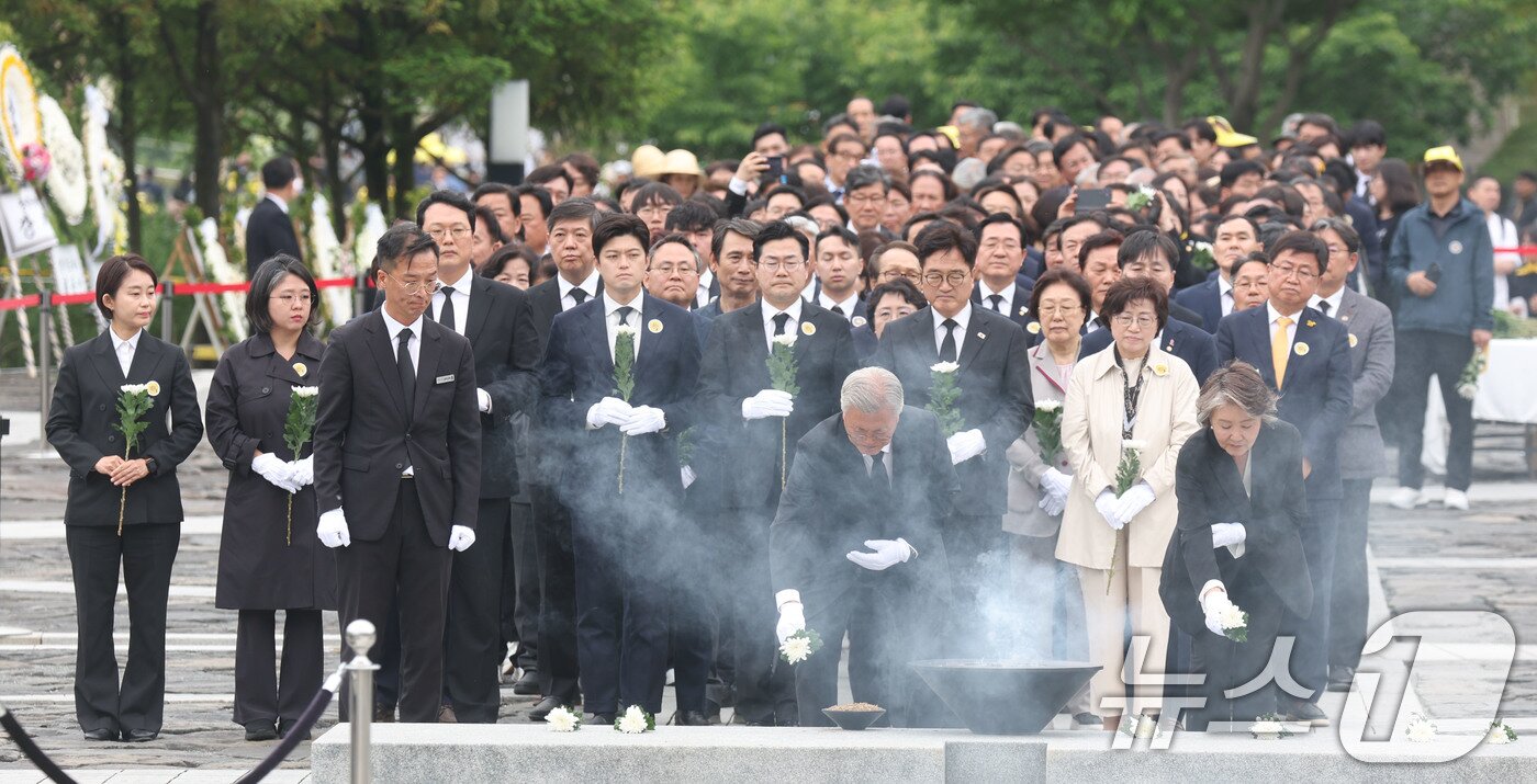 본문 이미지 - 문재인 전 대통령과 권양숙 여사를 비롯한 참석자들이 23일 오후 경남 김해시 봉하마을에서 열린 고 노무현 전 대통령 16주기 추도식에서 노 전 대통령을 추모하고 있다. &#40;공동취재&#41; 2025.5.23/뉴스1 ⓒ News1 이재명 기자