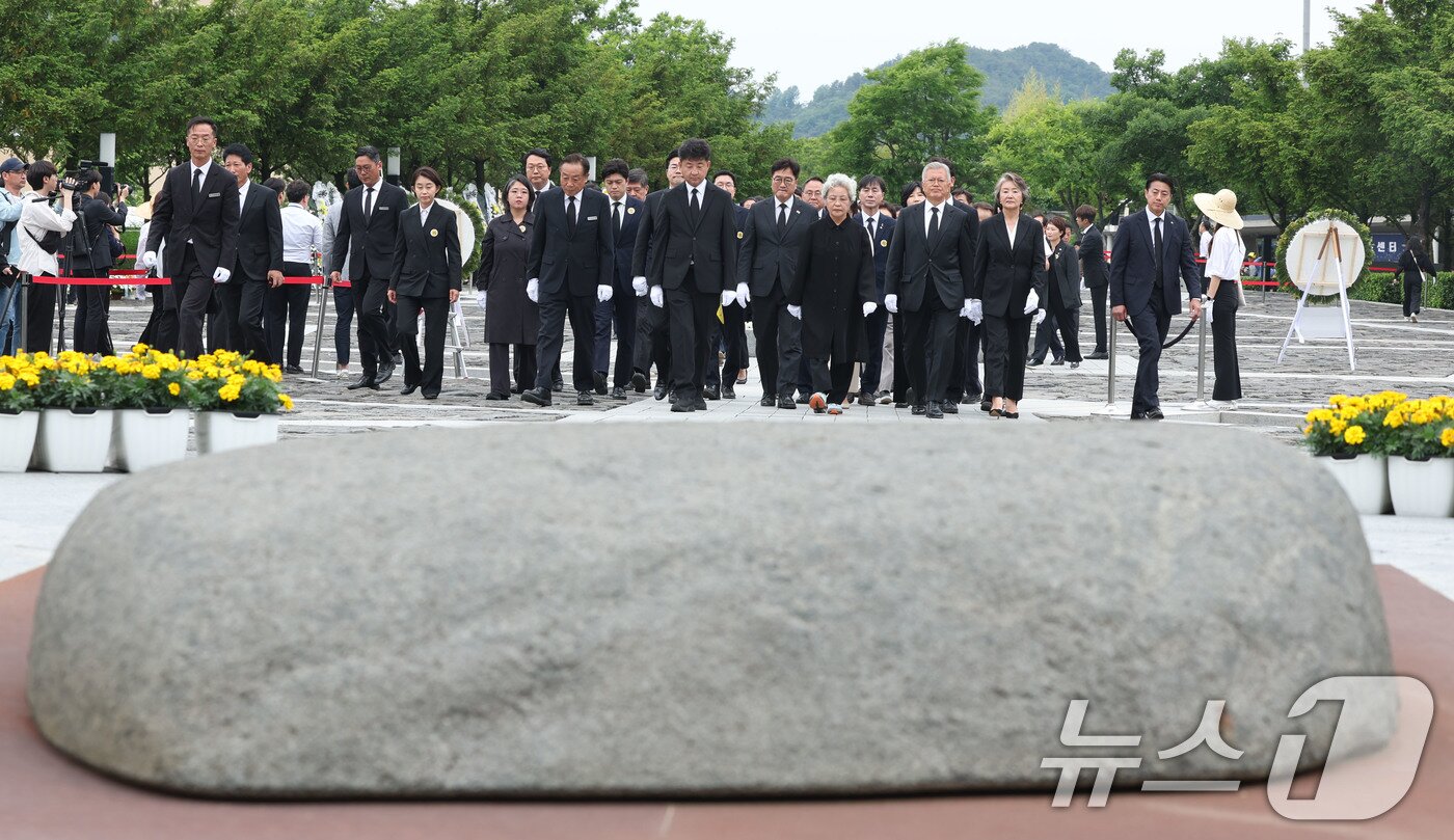 본문 이미지 - 문재인 전 대통령과 권양숙 여사를 비롯한 참석자들이 23일 오후 경남 김해시 봉하마을에서 열린 고 노무현 전 대통령 16주기 추도식에서 노 전 대통령 묘역으로 이동하고 있다. &#40;공동취재&#41; 2025.5.23/뉴스1 ⓒ News1 이재명 기자