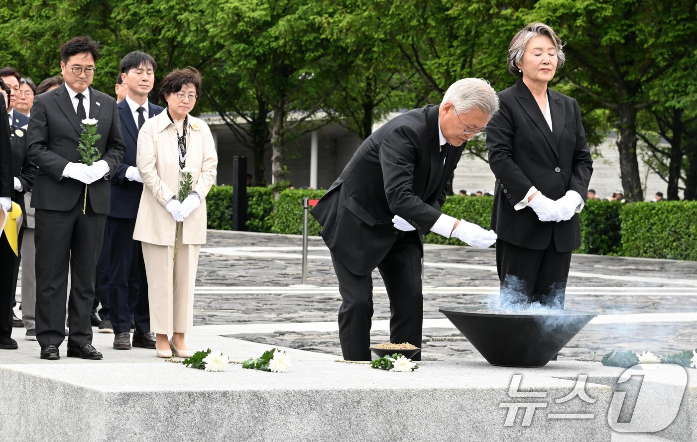 (김해=뉴스1) 이재명 기자 = 문재인 전 대통령이 23일 오후 경남 김해시 봉하마을에서 열린 고 노무현 전 대통령 16주기 추도식에 분향하고 있다. (공동취재) 2025.5.23 …