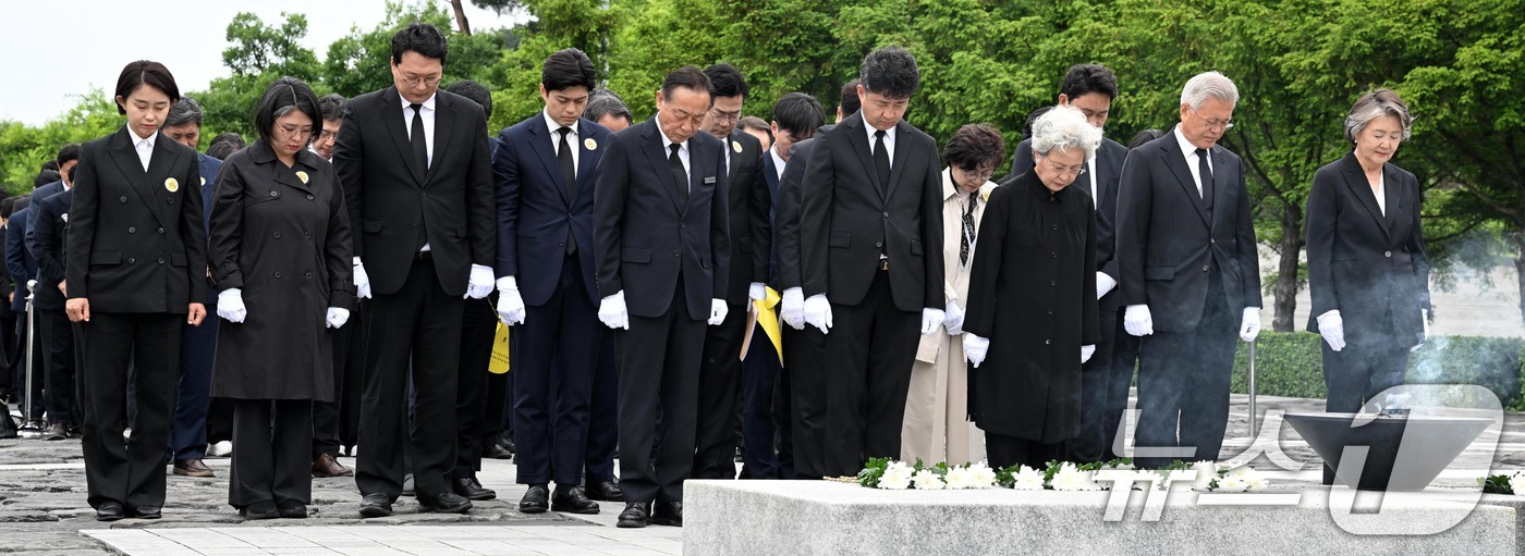 (김해=뉴스1) 이재명 기자 = 문재인 전 대통령과 권양숙 여사가 23일 오후 경남 김해시 봉하마을에서 열린 고 노무현 전 대통령 16주기 추도식에서 묵념을 하고 있다. (공동취재 …