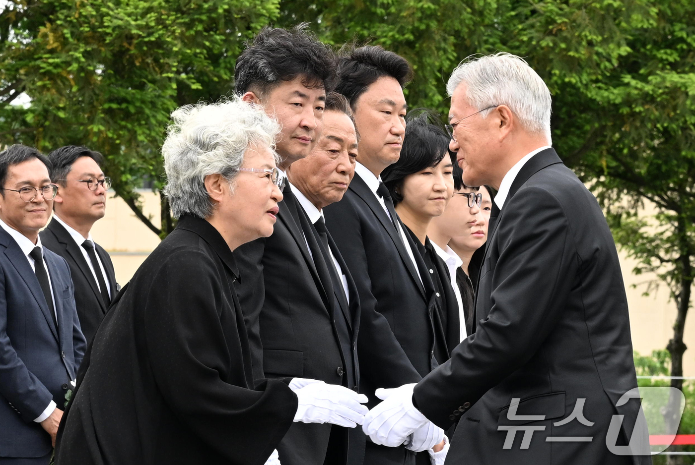 (김해=뉴스1) 이재명 기자 = 문재인 전 대통령이 23일 오후 경남 김해시 봉하마을에서 열린 고 노무현 전 대통령 16주기 추도식에 분향한 후 권양숙 여사를 위로하고 있다. (공 …