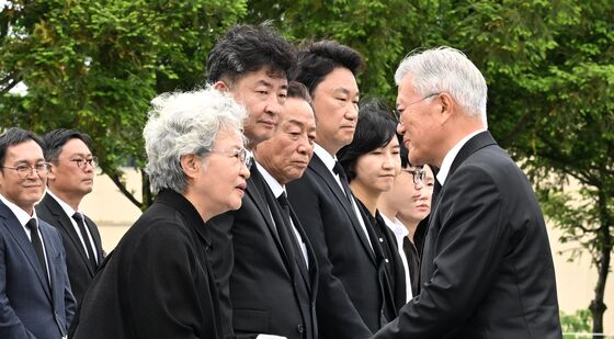 권양숙 여사 위로하는 문재인 전 대통령