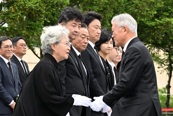 권양숙 여사 위로하는 문재인 전 대통령