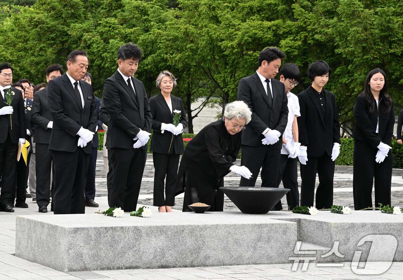 (김해=뉴스1) 이재명 기자 = 권양숙 여사가 23일 오후 경남 김해시 봉하마을에서 열린 고 노무현 전 대통령 16주기 추도식에 분향하고 있다. (공동취재) 2025.5.23/뉴스 …