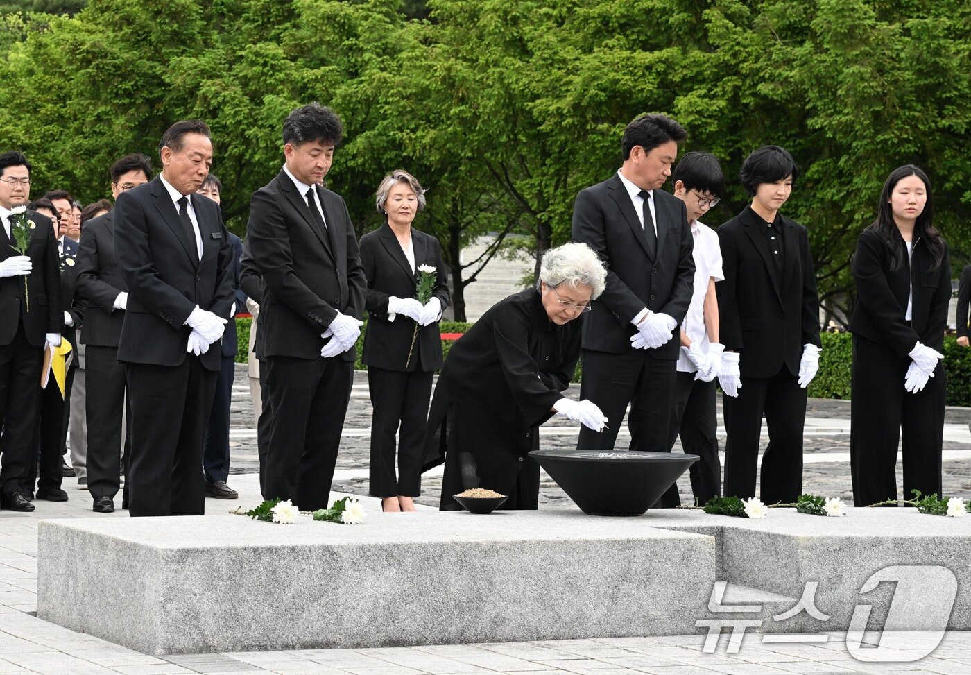 본문 이미지 - 권양숙 여사가 23일 오후 경남 김해시 봉하마을에서 열린 고 노무현 전 대통령 16주기 추도식에 분향하고 있다. &#40;공동취재&#41; 2025.5.23/뉴스1 ⓒ News1 이재명 기자