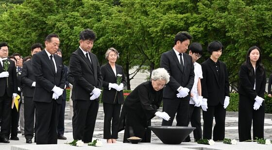분향하는 권양숙 여사