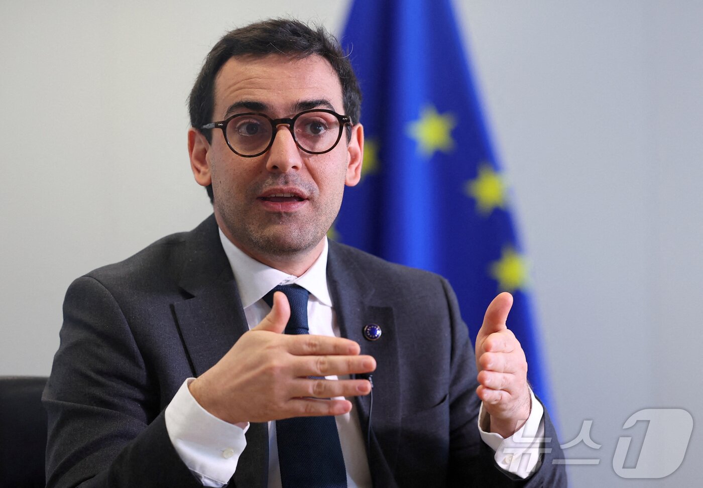 본문 이미지 - 스테판 세주르네 유럽연합(EU) 번영·산업 전략 담당 수석 부집행위원장이 지난 3월 벨기에 브뤼셀에서 로이터 통신과 인터뷰한 모습. 2025.03.19. ⓒ 로이터=뉴스1 ⓒ News1 김성식 기자