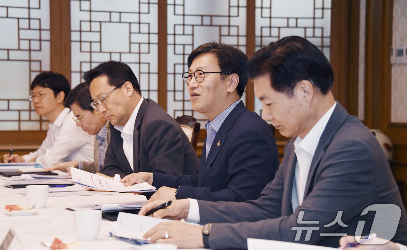 (서울=뉴스1) = 김범석 기획재정부 장관 직무대행 1차관이 23일 서울 종로구 정부서울청사에서 열린 '제16차 부동산 시장 및 공급상황 점검 전담반 회의'를 주재하고 있다. (기 …