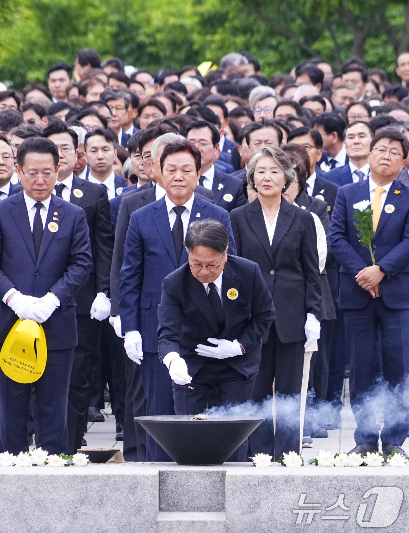 (광주=뉴스1) 박준배 기자 = 강기정 광주시장이 23일 경남 김해 봉하마을에서 열린 고(故) 노무현 전 대통령 서거 16주기 추도식에 참석, 노 전 대통령 묘역을 찾아 헌화하고 …