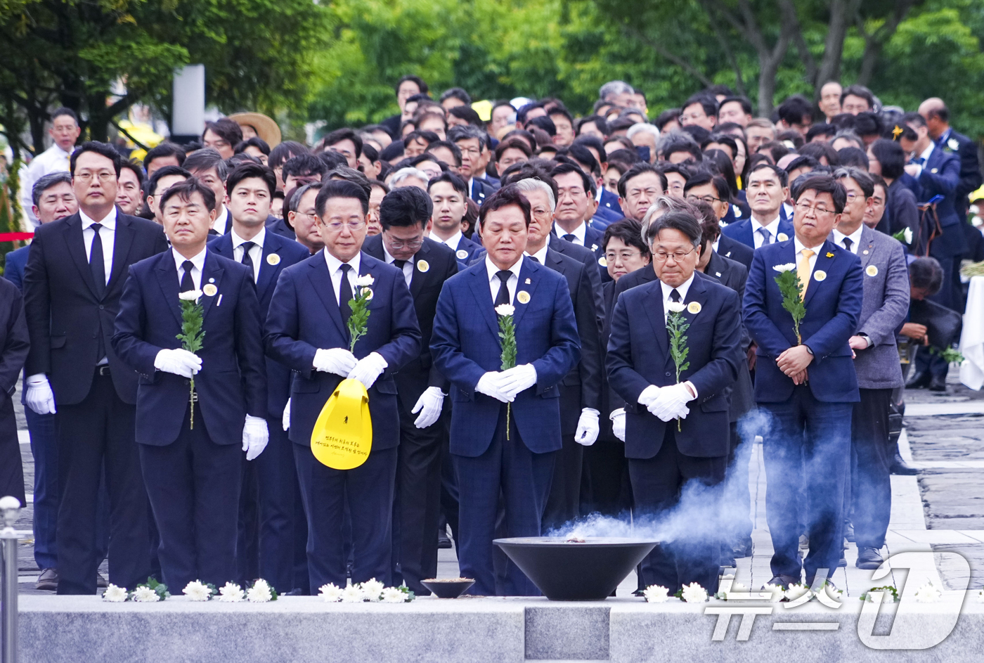 (광주=뉴스1) 박준배 기자 = 강기정 광주시장이 23일 경남 김해 봉하마을에서 열린 고(故) 노무현 전 대통령 서거 16주기 추도식에 참석, 노 전 대통령 묘역을 찾아 헌화하고 …