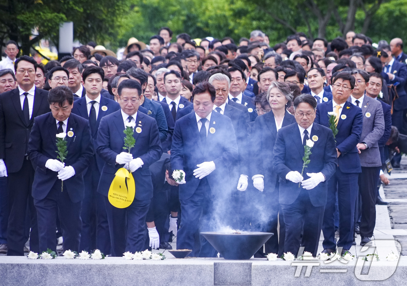(광주=뉴스1) 박준배 기자 = 강기정 광주시장이 23일 경남 김해 봉하마을에서 열린 고(故) 노무현 전 대통령 서거 16주기 추도식에 참석, 노 전 대통령 묘역을 찾아 분향하고 …