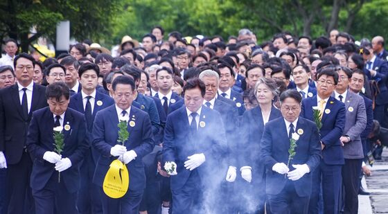 강기정 광주시장, 노무현 전 대통령 서거 16주기 추도식 헌화