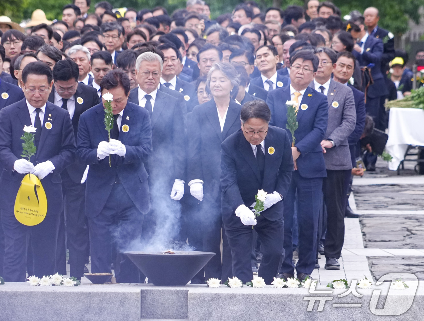 (광주=뉴스1) 박준배 기자 = 강기정 광주시장이 23일 경남 김해 봉하마을에서 열린 고(故) 노무현 전 대통령 서거 16주기 추도식에 참석, 노 전 대통령 묘역을 찾아 헌화하고 …