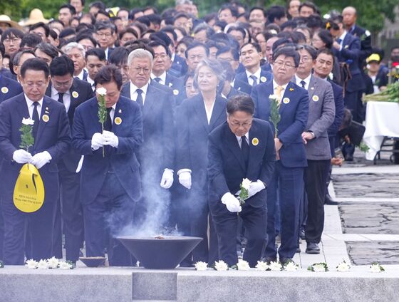 강기정 시장, 노 전 대통령 16주기 추도식…"노무현 정신 이을 것"