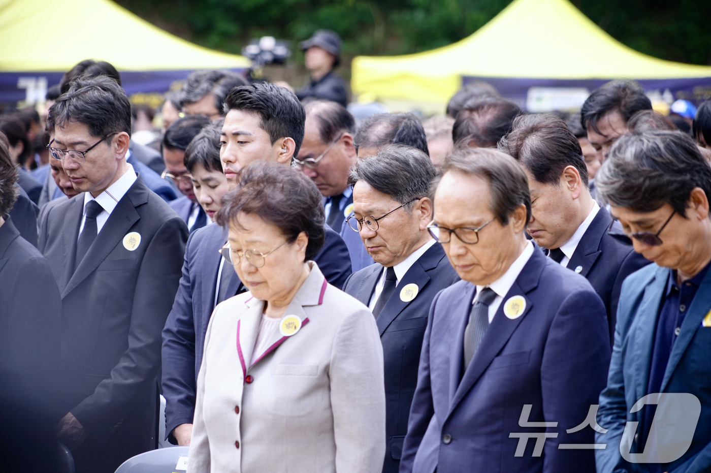 (광주=뉴스1) 박준배 기자 = 강기정 광주시장이 23일 경남 김해 봉하마을에서 열린 고(故) 노무현 전 대통령 서거 16주기 추도식에 참석, 묵념하고 있다.(광주시 제공. 재판매 …