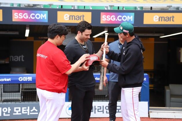 SSG, 일시 대체 외인 맥브룸과 조기 결별…삼성 박병호 2군행
