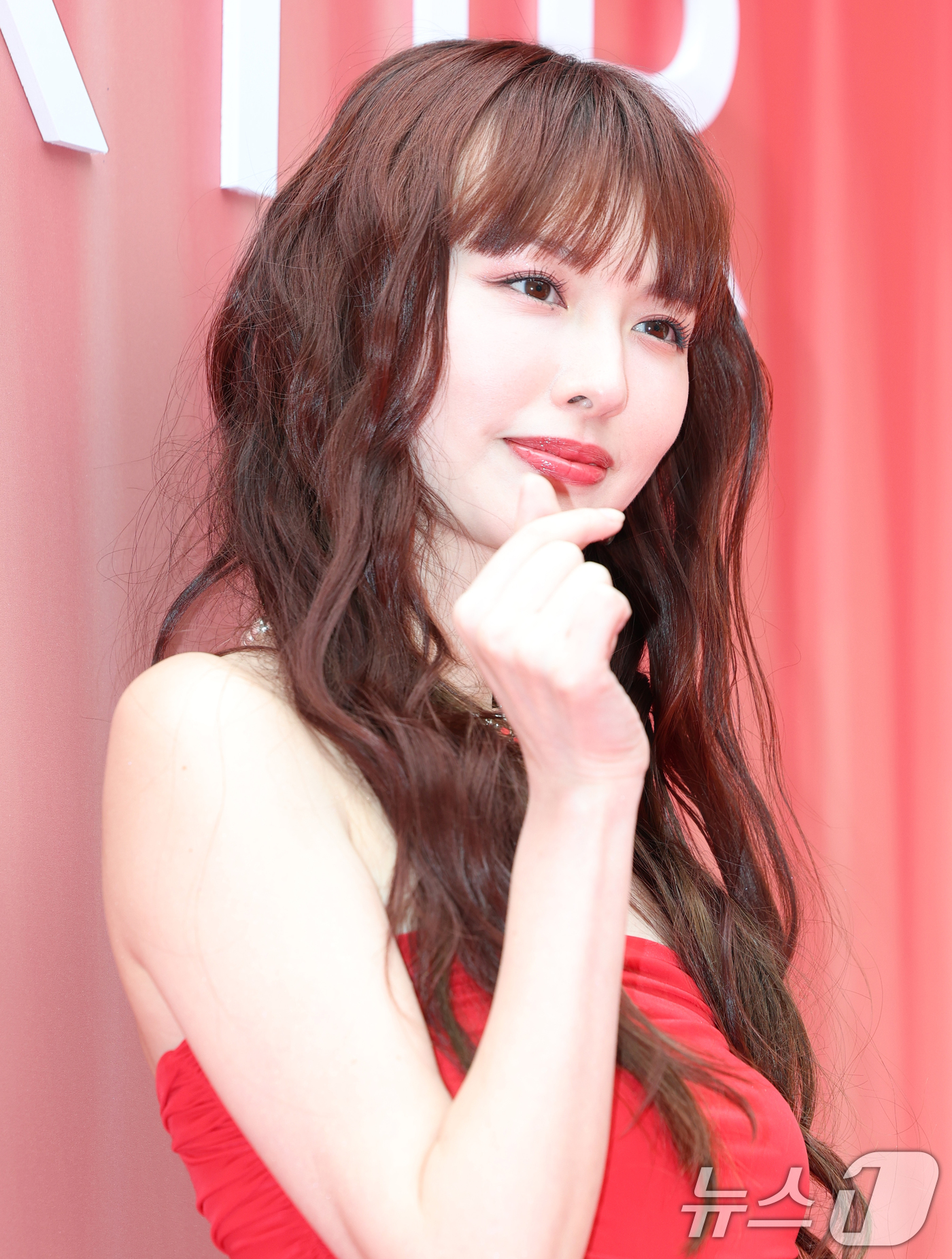 (서울=뉴스1) 권현진 기자 = 배우 겸 가수 스즈키 에미(Emi Suzuki)가 23일 서울 성동구 티르티르 성수 플래그십 스토어에서 열린 오픈 행사에 참석해 포즈를 취하고 있다 …