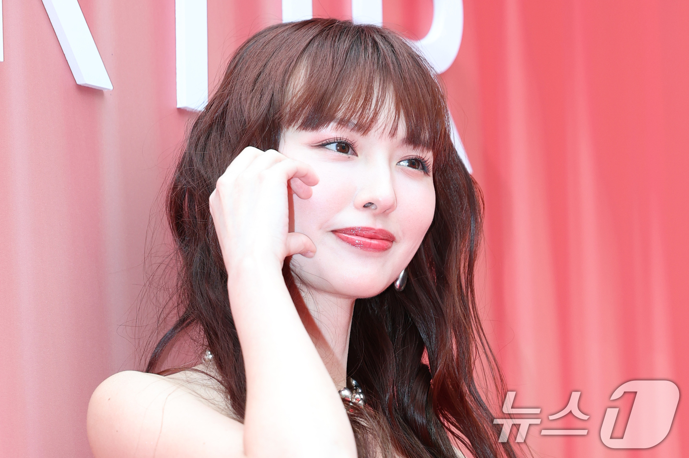 (서울=뉴스1) 권현진 기자 = 배우 겸 가수 스즈키 에미(Emi Suzuki)가 23일 서울 성동구 티르티르 성수 플래그십 스토어에서 열린 오픈 행사에 참석해 포즈를 취하고 있다 …