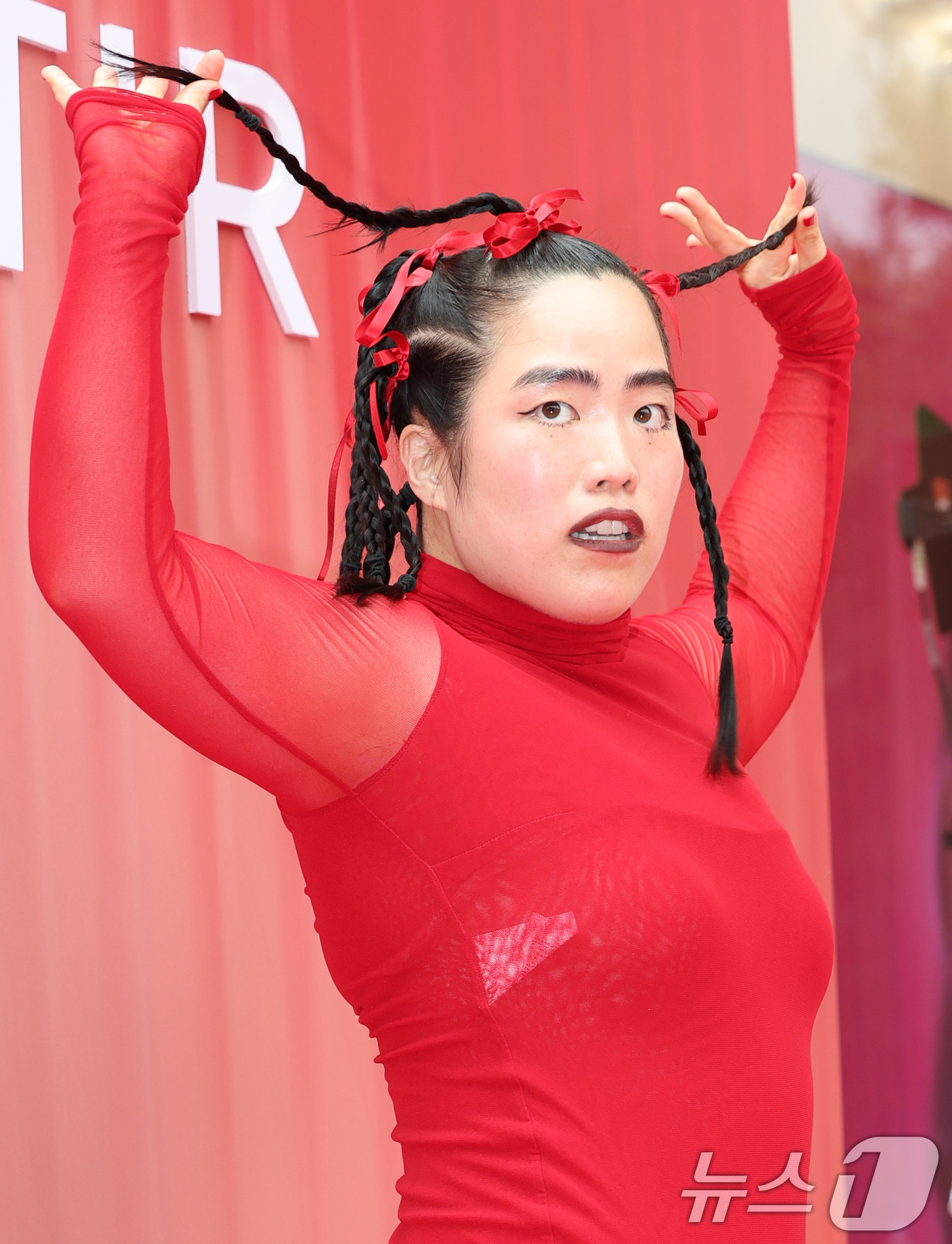 (서울=뉴스1) 권현진 기자 = 유리양 레트리버(Yuriyan)가 23일 서울 성동구 티르티르 성수 플래그십 스토어에서 열린 오픈 행사에 참석해 포즈를 취하고 있다. 2025.5. …