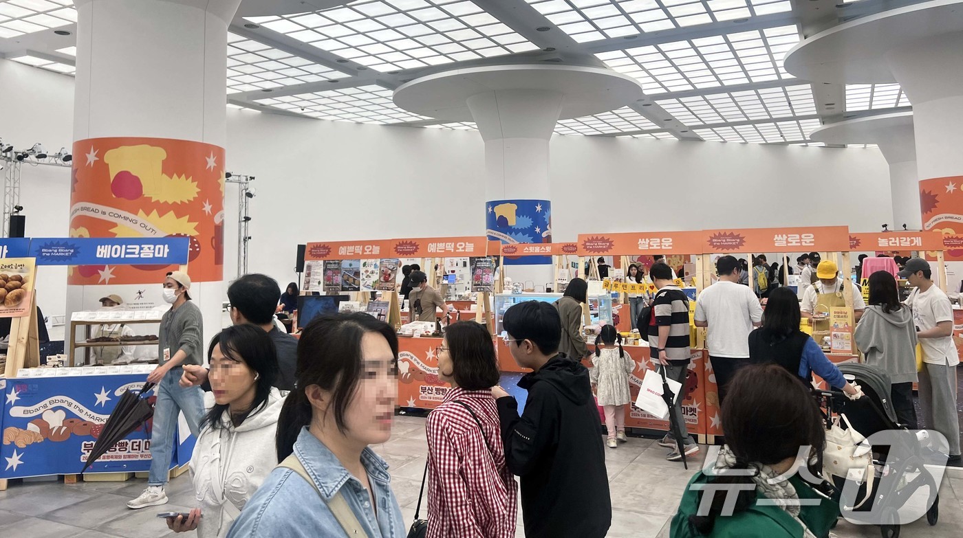 (서울=뉴스1) = 신세계백화점 센텀시티점은 25일부터 부산지방중소벤처기업청과 협업해 '부산 달달 상점'을 선보인다고 밝혔다.사진은 2024년 센텀시티점 행사 모습.(신세계백화점 …