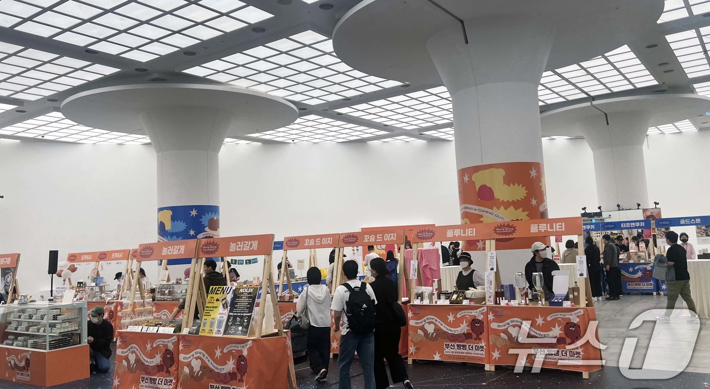 (서울=뉴스1) = 신세계백화점 센텀시티점은 25일부터 부산지방중소벤처기업청과 협업해 '부산 달달 상점'을 선보인다고 밝혔다.사진은 2024년 센텀시티점 행사 모습.(신세계백화점 …