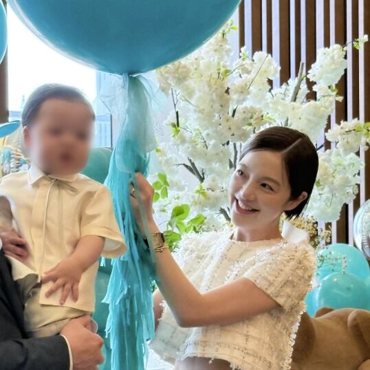 황보라 아들 돌잔치서 크롭톱 입은 '돌끝맘'…남편 포옹에 울컥