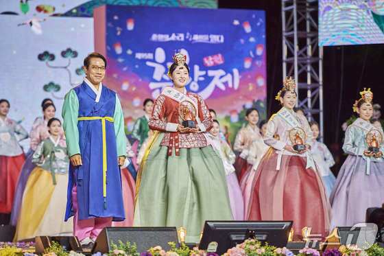 본문 이미지 - 지난 1일 열린 남원 춘향제의 백미 '글로벌 춘향선발대회'에서 강원 출신 김도연씨(20)가 춘향 진에 오르며 대한민국 대표 미인으로 선발됐다.(남원시 제공. 재판매 및 DB금지)/뉴스1