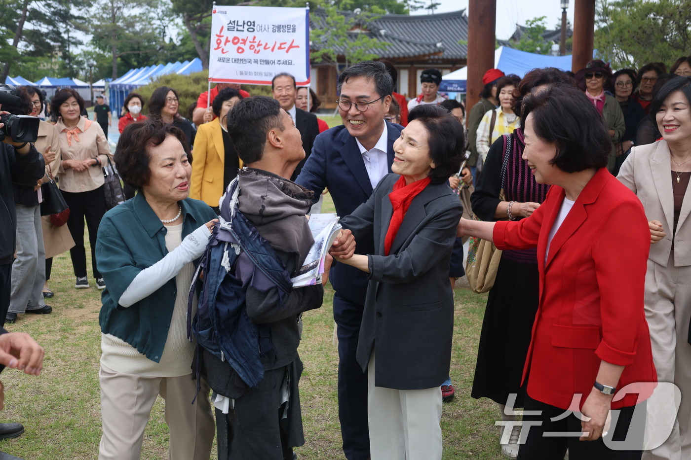 (강릉=뉴스1) = 김문수 국민의힘 대통령 후보 부인 설난영 여사가 23일 강원 강릉시 오죽한옥마을에서 열린 강릉 차문화축제를 찾아 시민들과 인사하고 있다. (국민의힘 제공, 재판 …