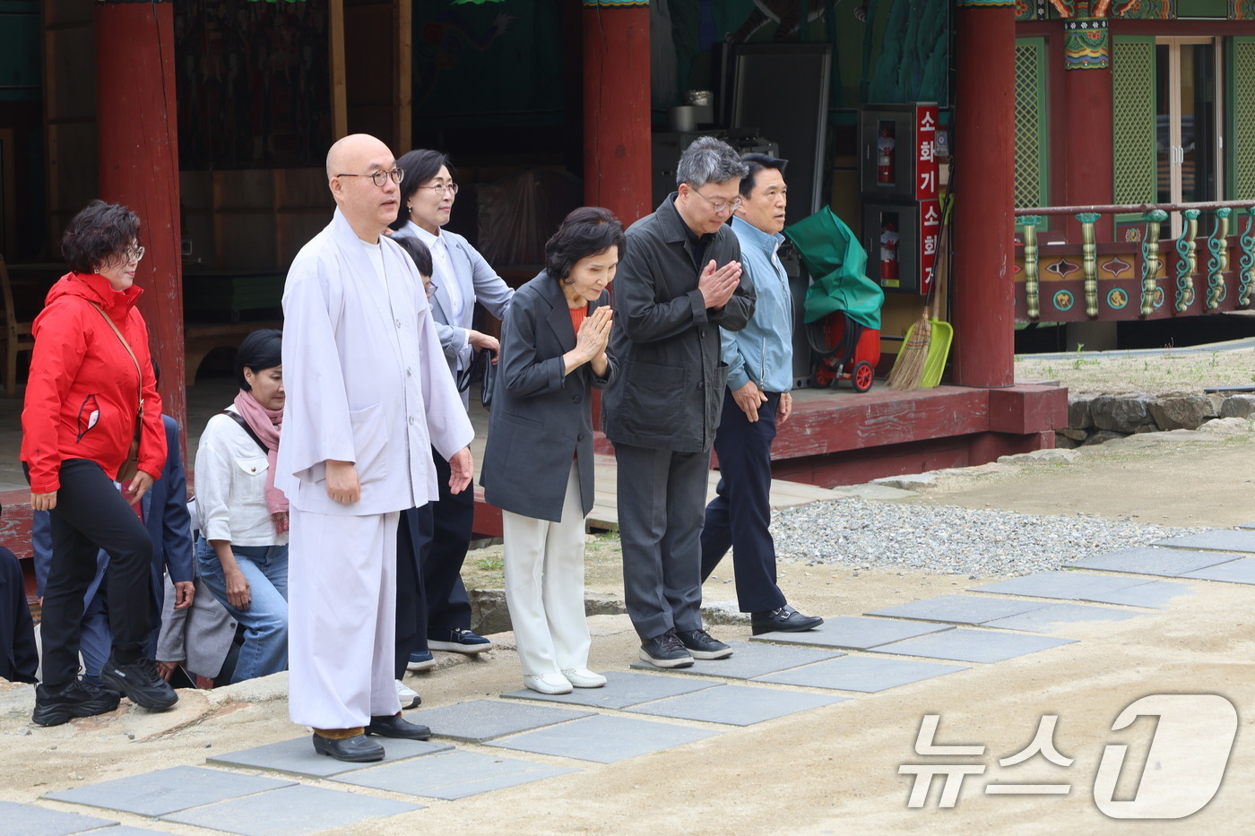 (원주=뉴스1) = 김문수 국민의힘 대통령 후보 부인 설난영 여사가 23일 강원 원주시 구룡사를 찾아 합장하고 있다. (국민의힘 제공, 재판매 및 DB 금지) 2025.5.23/뉴 …