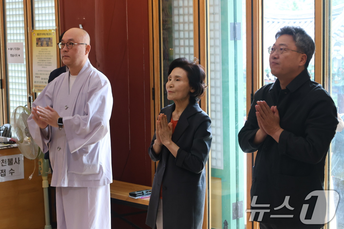 (원주=뉴스1) = 김문수 국민의힘 대통령 후보 부인 설난영 여사가 23일 강원 원주시 구룡사를 찾아 해공 주지스님을 예방하고 있다. (국민의힘 제공, 재판매 및 DB 금지) 20 …