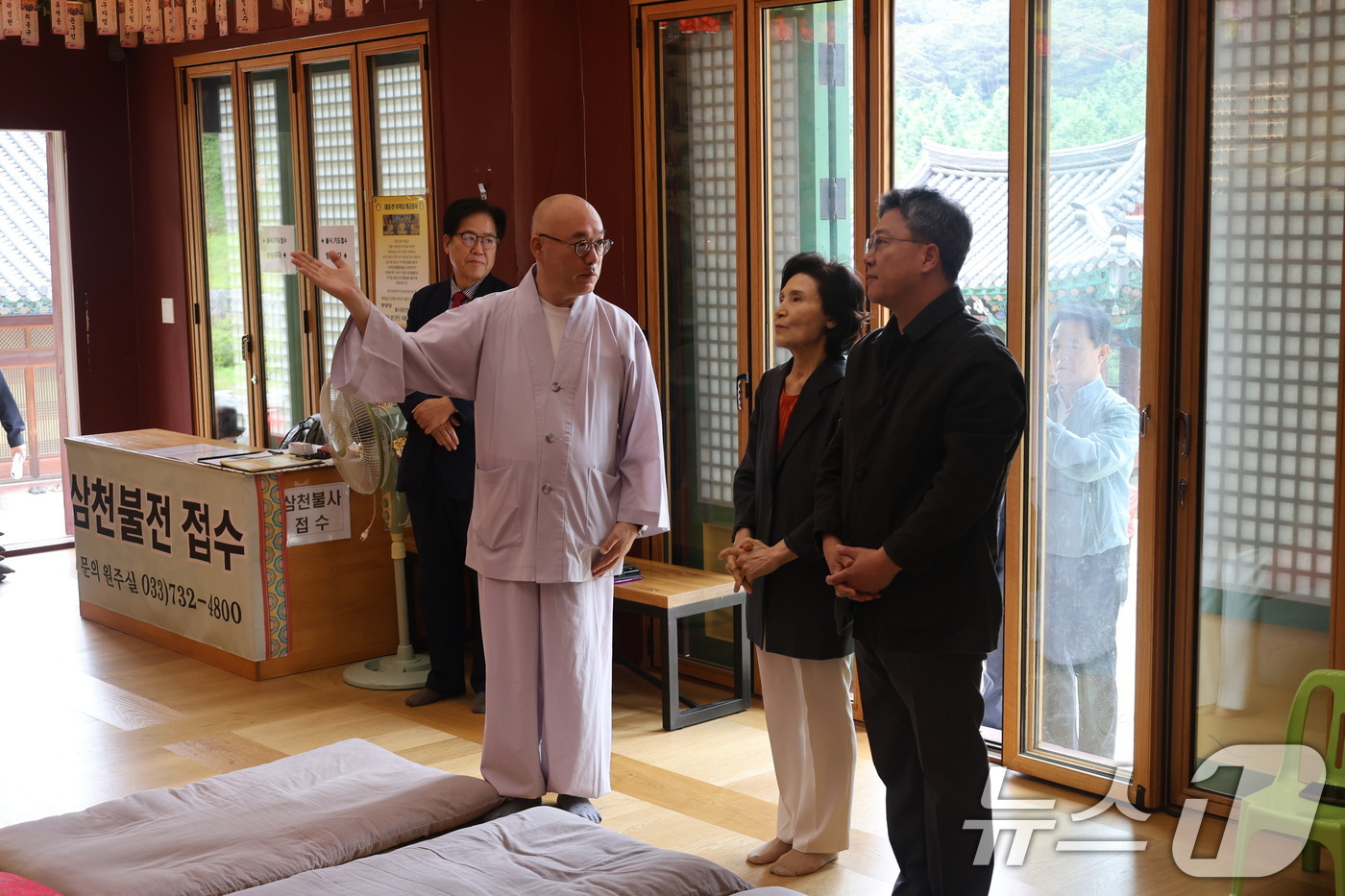 (원주=뉴스1) = 김문수 국민의힘 대통령 후보 부인 설난영 여사가 23일 강원 원주시 구룡사를 찾아 해공 주지스님을 예방하고 있다. (국민의힘 제공, 재판매 및 DB 금지) 20 …