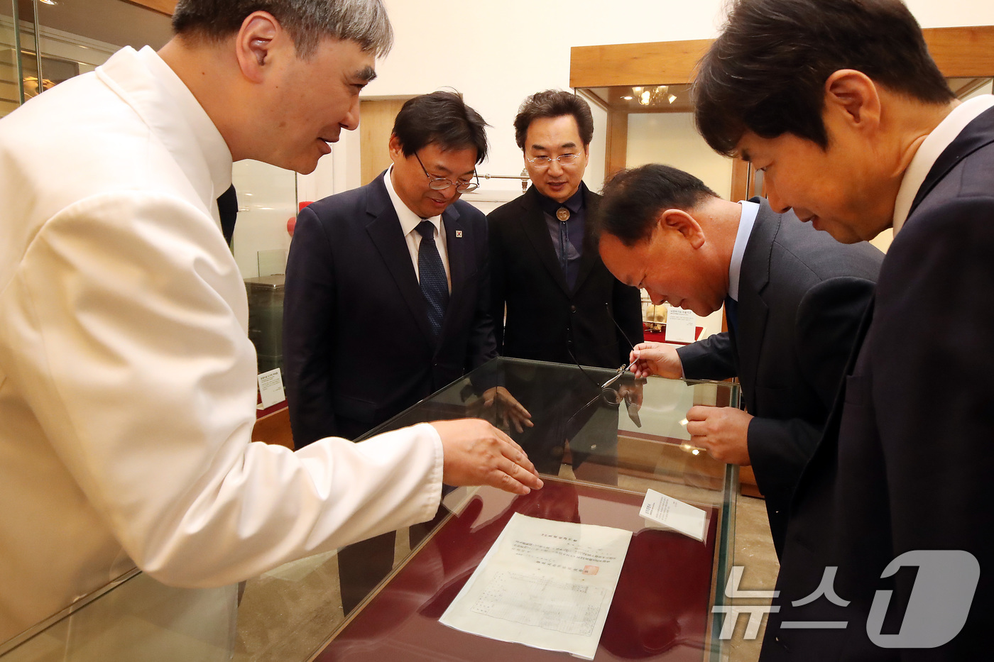 (대구=뉴스1) 공정식 기자 = 김부겸 더불어민주당 중앙당 총괄선대위원장이 23일 오후 대구 중구 경북대학교병원을 찾아 양동헌 경북대병원장, 류영욱 계명대 동산병원장, 민복기 대구 …