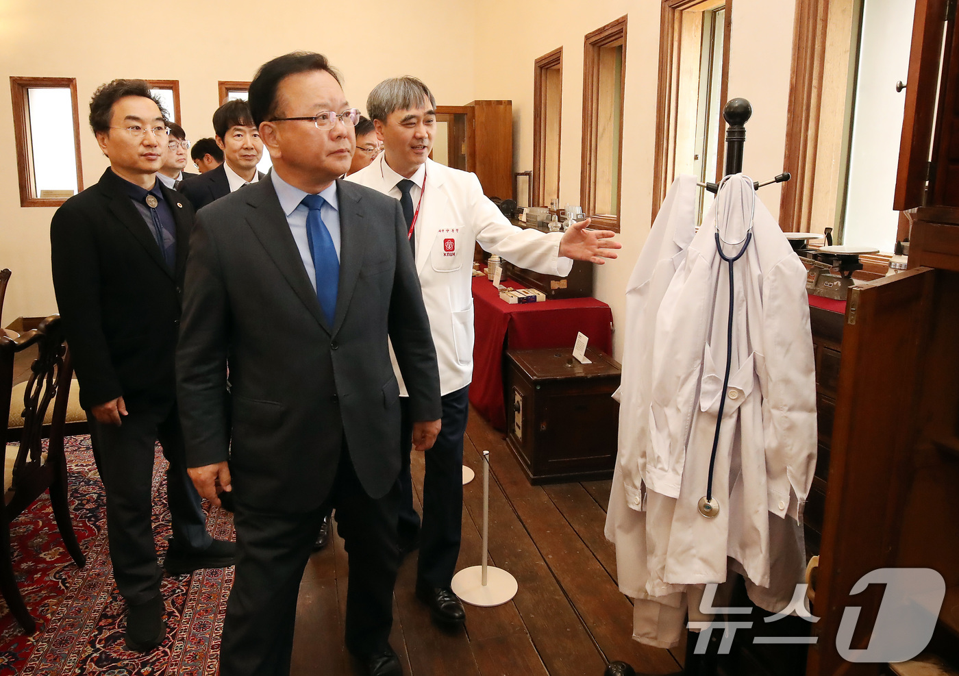 (대구=뉴스1) 공정식 기자 = 김부겸 더불어민주당 중앙당 총괄선대위원장이 23일 오후 대구 중구 경북대학교병원을 찾아 양동헌 경북대병원장, 류영욱 계명대 동산병원장, 민복기 대구 …