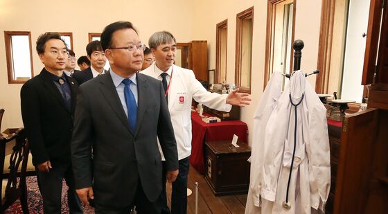 경북대병원 의료박물관 찾은 김부겸