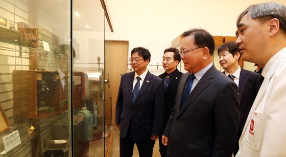 경북대병원 의료박물관 찾은 김부겸