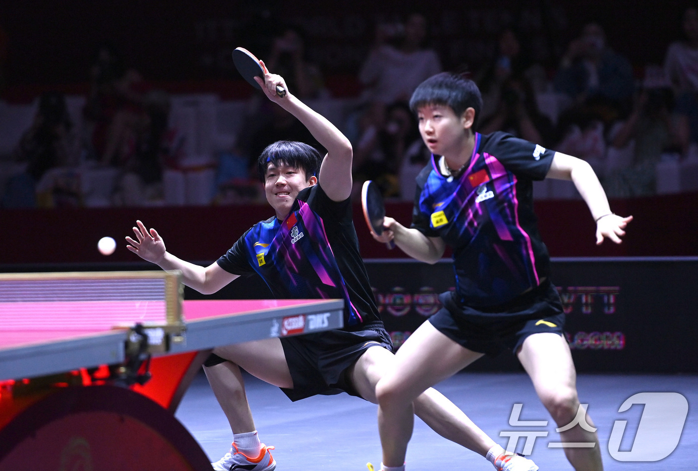 (서울=뉴스1) 사진공동취재단 = 중국 쑨잉사, 왕추친이 23일(현지시간) 카타르 도하 루사일 아레나에서 열린 2025 국제탁구연맹(ITTF) 세계선수권대회 혼합복식 4강에서 대한 …