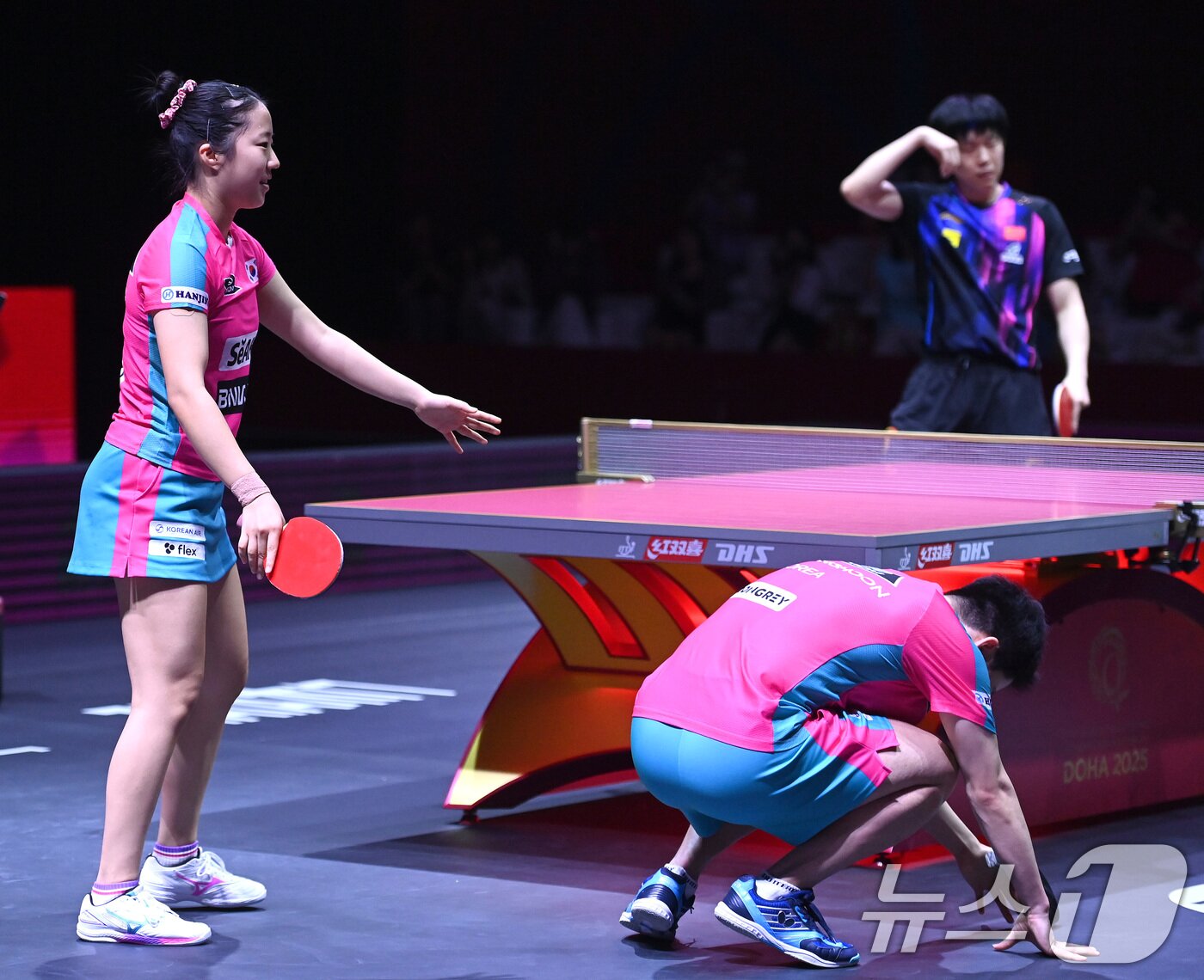 본문 이미지 - 임종훈과 신유빈이 23일&#40;현지시간&#41; 카타르 도하 루사일 아레나에서 열린 2025 국제탁구연맹&#40;ITTF&#41; 세계선수권대회 혼합복식 4강 중국 쑨잉사, 왕추친과의 경기에서 실점 후 아쉬워하고 있다. 2025.5.23/뉴스1 ⓒ News1 사진공동취재단