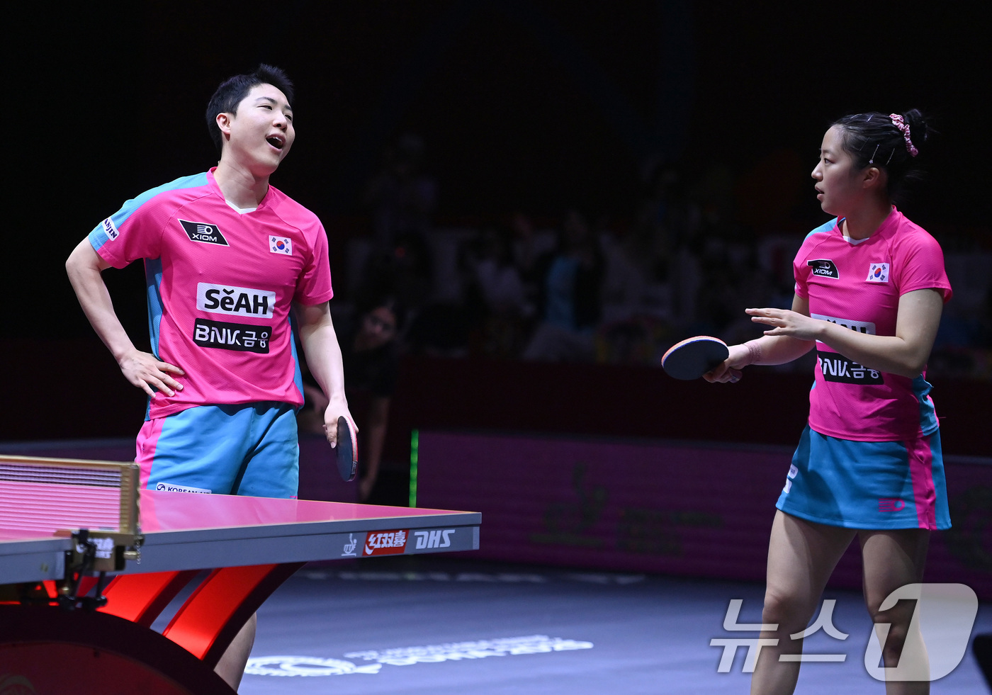 (서울=뉴스1) 사진공동취재단 = 임종훈과 신유빈이 23일(현지시간) 카타르 도하 루사일 아레나에서 열린 2025 국제탁구연맹(ITTF) 세계선수권대회 혼합복식 4강 중국 쑨잉사, …