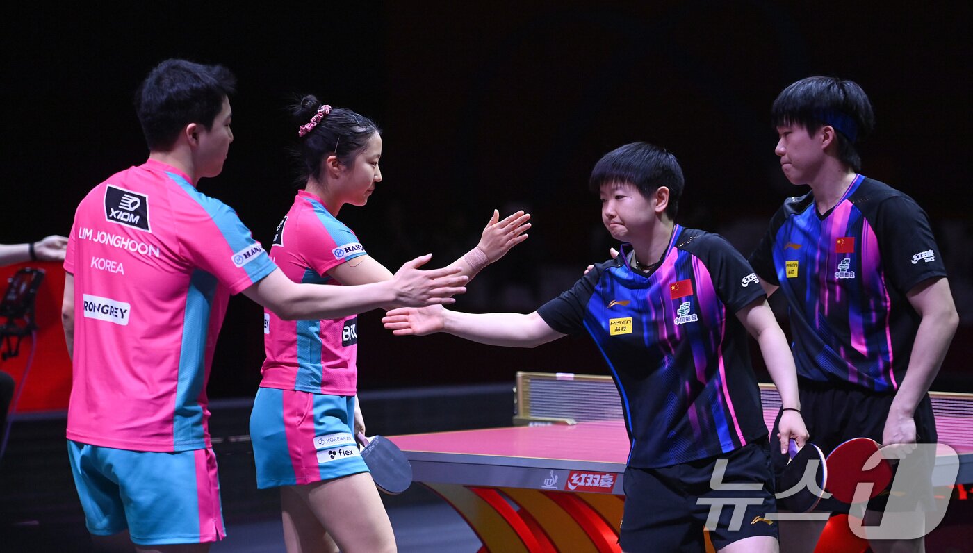 본문 이미지 - 임종훈과 신유빈이 23일&#40;현지시간&#41; 카타르 도하 루사일 아레나에서 열린 2025 국제탁구연맹&#40;ITTF&#41; 세계선수권대회 혼합복식 4강에서 경기를 마친 뒤 중국 쑨잉사, 왕추친과 악수를 나누고 있다. 2025.5.23/뉴스1 ⓒ News1 사진공동취재단