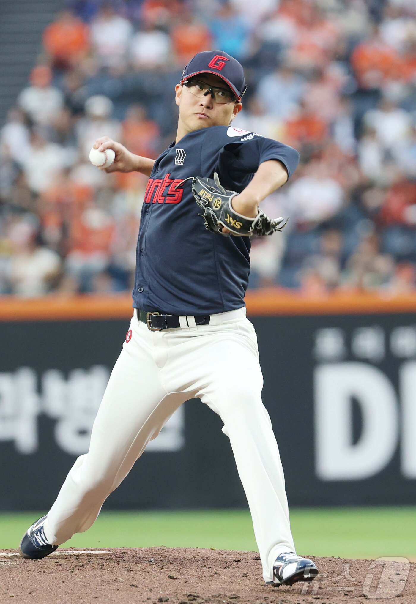 본문 이미지 - 23일 대전 한화생명볼파크에서 열린 &#39;2025 신한 SOL 뱅크 KBO리그&#39; 프로야구 한화 이글스와 롯데 자이언츠 경기에서 롯데 선발 박세웅이 투구하고 있다 2025.5.23/뉴스1 ⓒ News1 김기남 기자