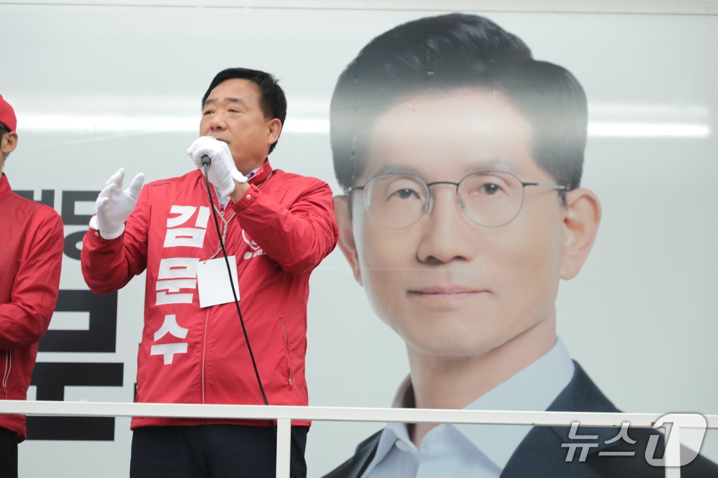 본문 이미지 - 국민의힘 울산 선대위 박성민 총괄선대본부장이 23일 오후 5시 30분 공업탑로터리에서 김문수 후보 지지 유세를 하고 있다.2025.5.23/뉴스1 ⓒ News1 김세은 기자