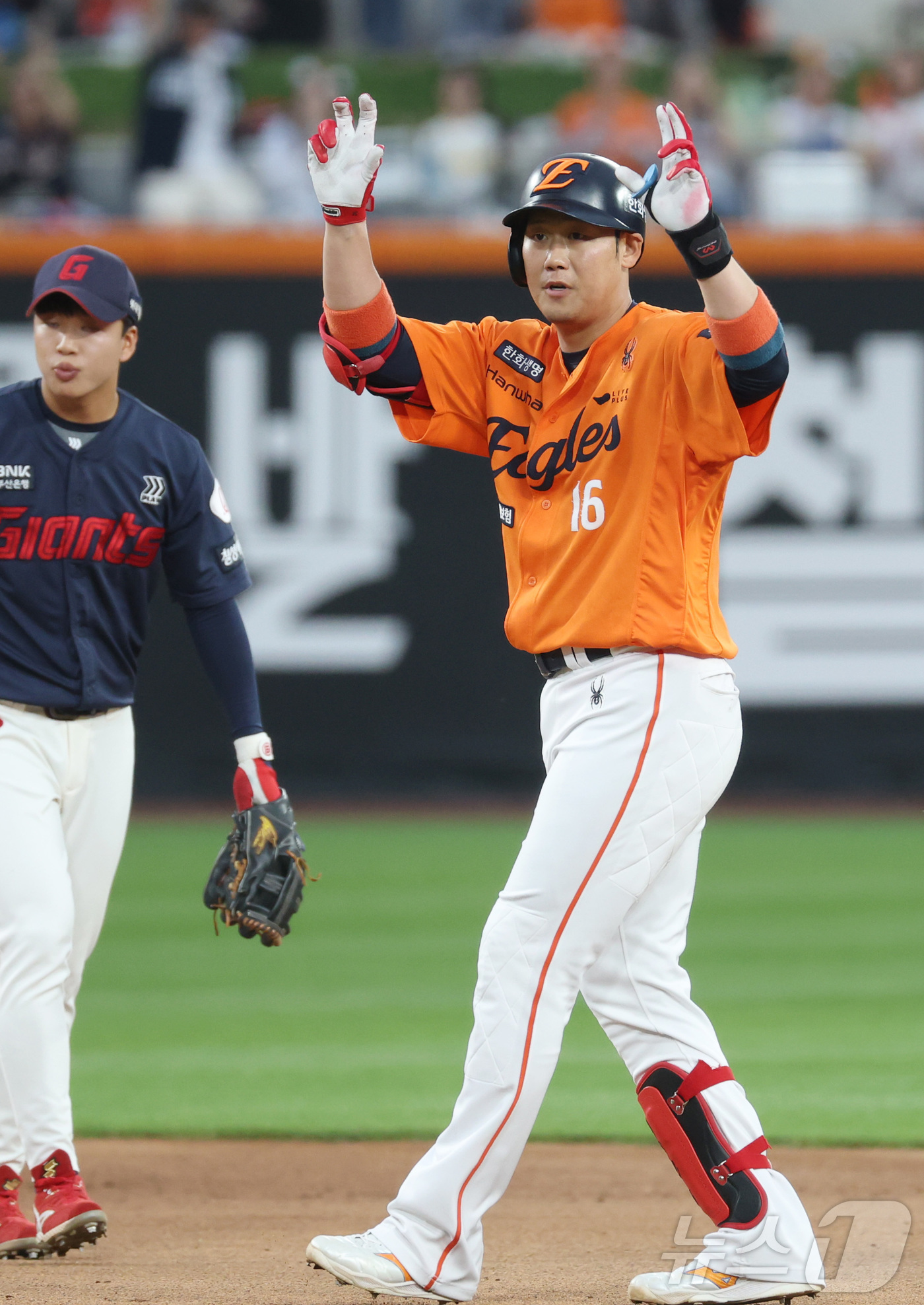 (대전=뉴스1) 김기남 기자 = 23일 대전 한화생명볼파크에서 열린 '2025 신한 SOL 뱅크 KBO리그' 프로야구 한화 이글스와 롯데 자이언츠 경기에서 한화 하주석이 2회말 2 …