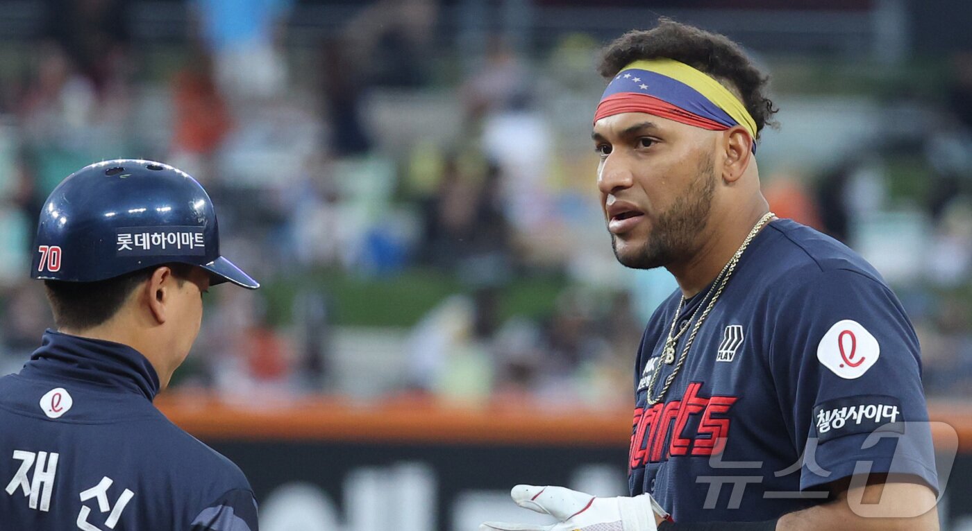 본문 이미지 - 롯데 자이언츠 외국인 타자 빅터 레이예스는 KBO리그 최초로 2년 연속 200안타에 도전한다. 2025.5.23/뉴스1 ⓒ News1 김기남 기자